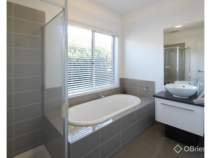 4 Rivendale Crescent, Drouin VIC 3818