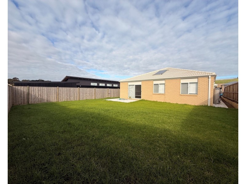 7 Snows Hill Avenue, Warragul VIC 3820