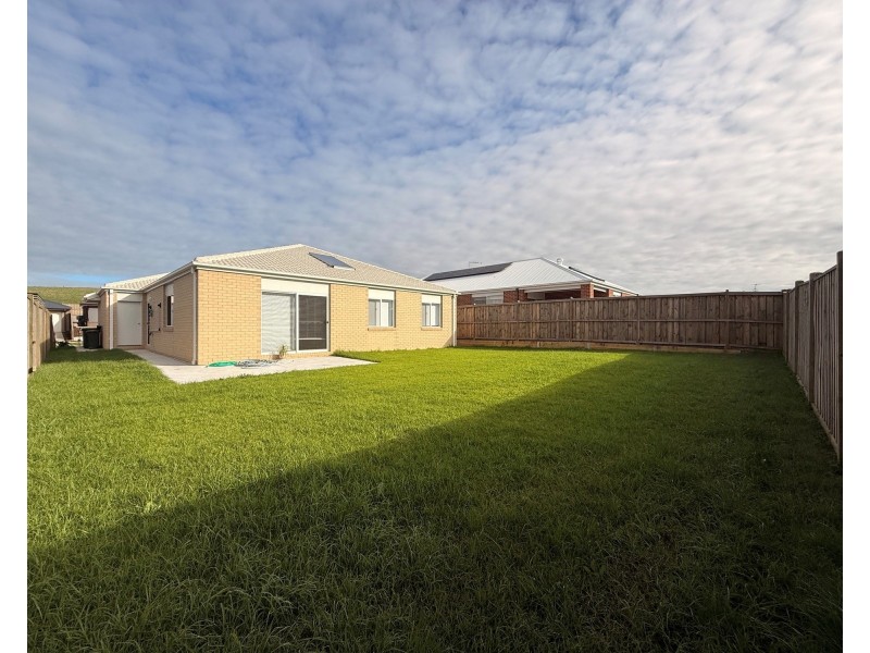 7 Snows Hill Avenue, Warragul VIC 3820