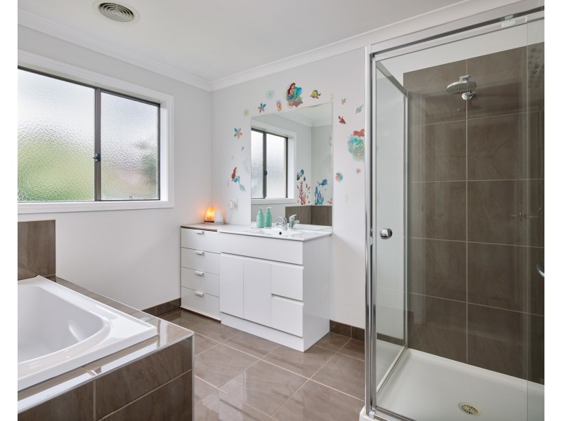 5 Hogan Court, Drouin VIC 3818