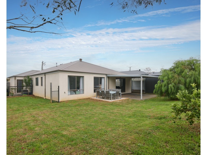 5 Hogan Court, Drouin VIC 3818