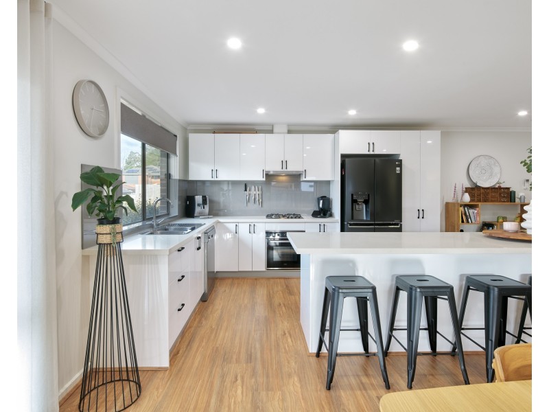 2/18 Main South Road, Drouin VIC 3818