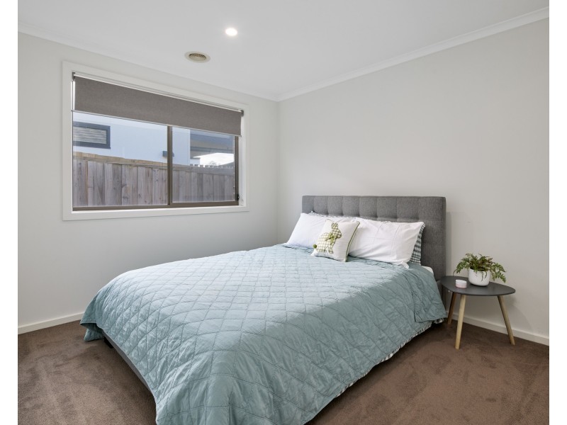 2/18 Main South Road, Drouin VIC 3818