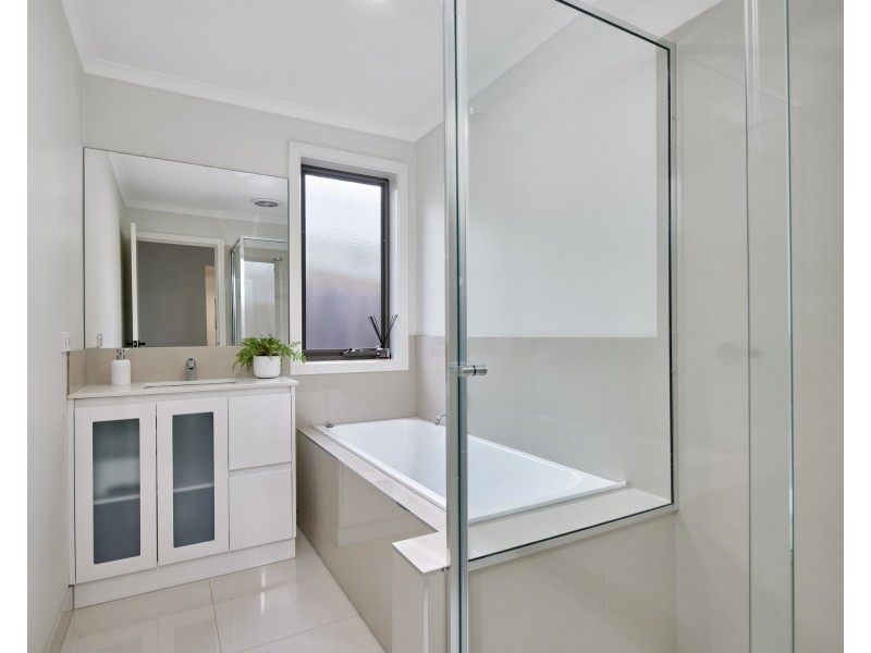 2/18 Main South Road, Drouin VIC 3818