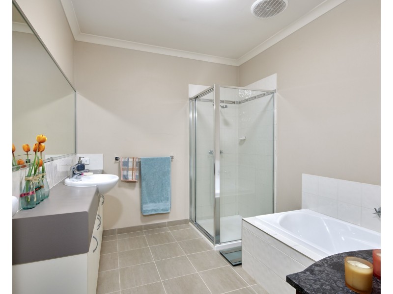 13 Rowan Walk, Drouin VIC 3818