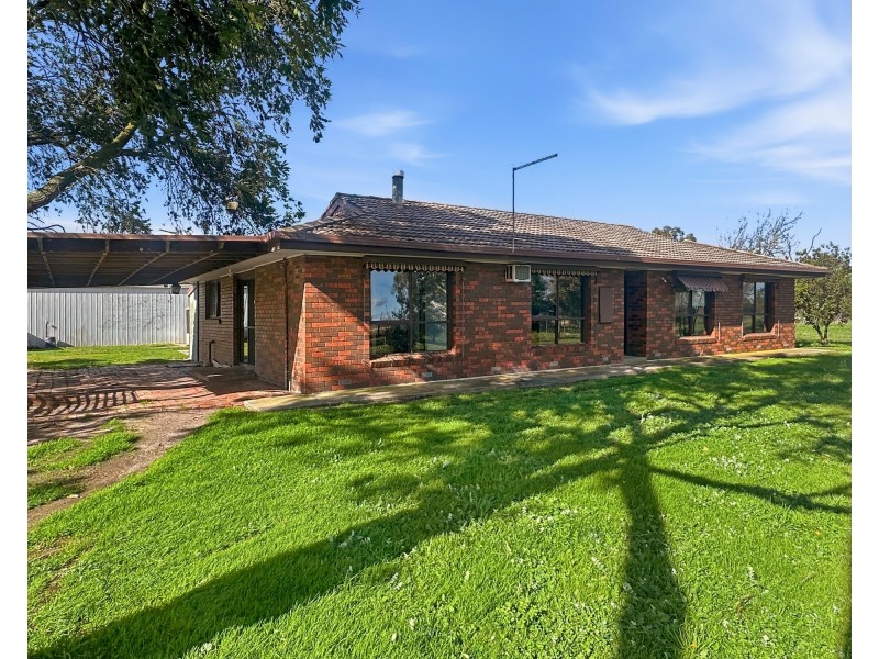 735 Bunyip Modella Road, Iona VIC 3815