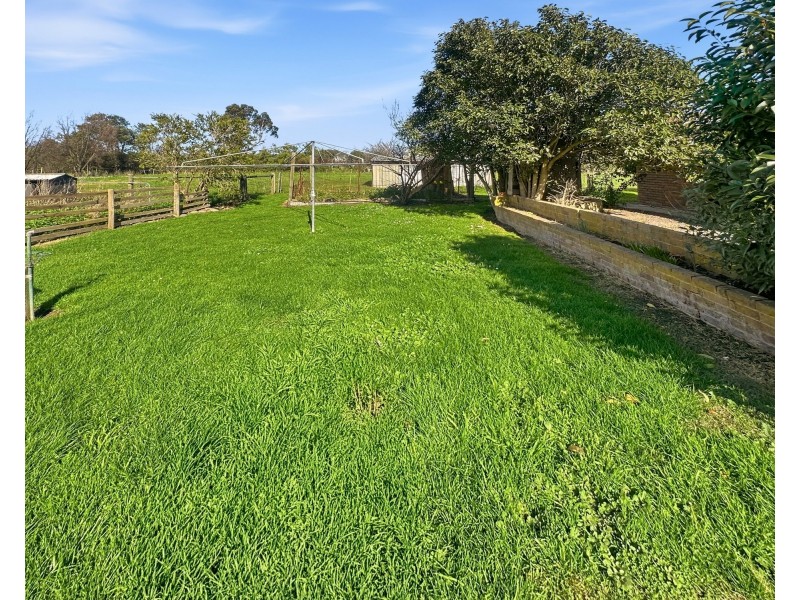 735 Bunyip Modella Road, Iona VIC 3815