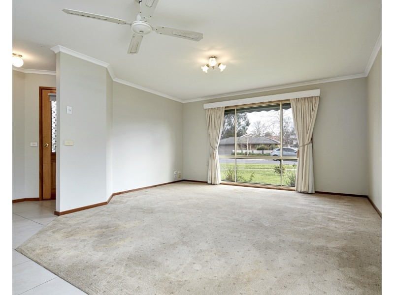 2/2 Janette Close, Warragul VIC 3820