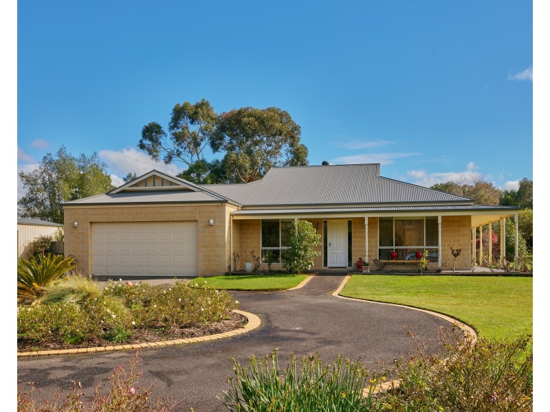 17 Nottingham Court, Drouin VIC 3818