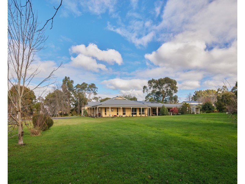 17 Nottingham Court, Drouin VIC 3818