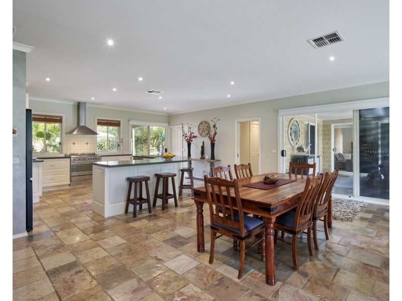 17 Nottingham Court, Drouin VIC 3818