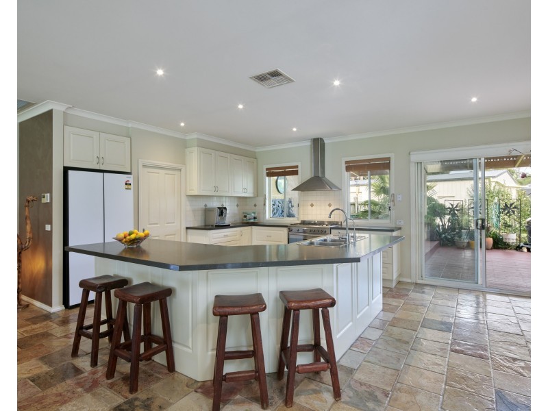 17 Nottingham Court, Drouin VIC 3818