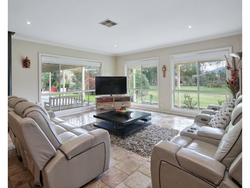 17 Nottingham Court, Drouin VIC 3818