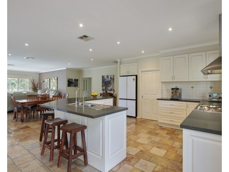 17 Nottingham Court, Drouin VIC 3818