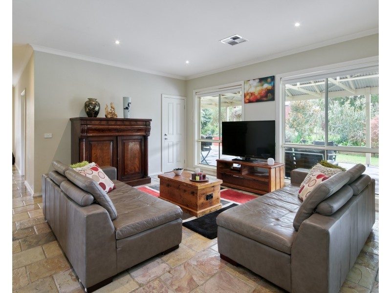 17 Nottingham Court, Drouin VIC 3818