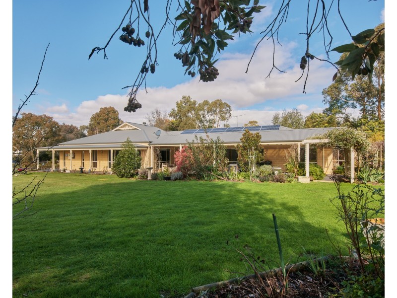 17 Nottingham Court, Drouin VIC 3818