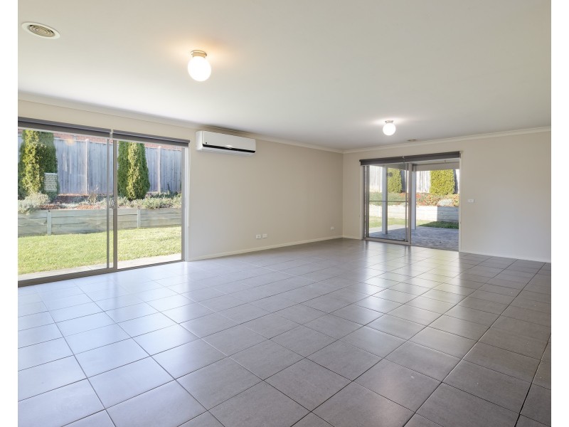8 Tara Grove, Drouin VIC 3818