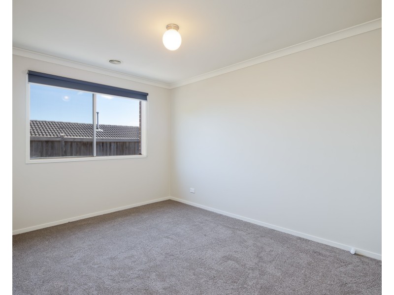 8 Tara Grove, Drouin VIC 3818