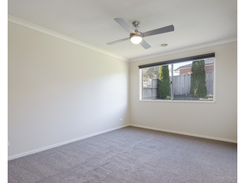 8 Tara Grove, Drouin VIC 3818