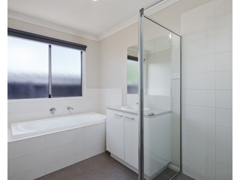 8 Tara Grove, Drouin VIC 3818