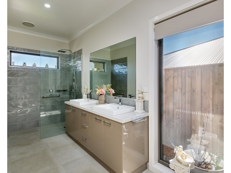 72 Bexley Boulevard, Drouin VIC 3818