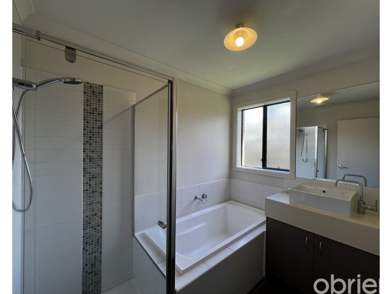 32 Sutherland Way, Drouin VIC 3818