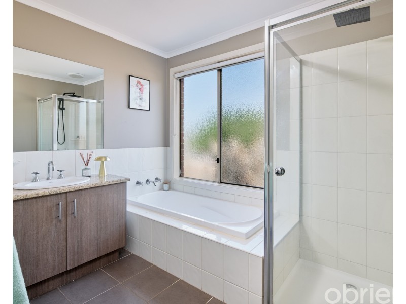 12 Eucalypt Court, Drouin VIC 3818