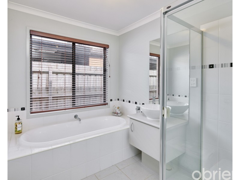 6 Oberon Place, Drouin VIC 3818