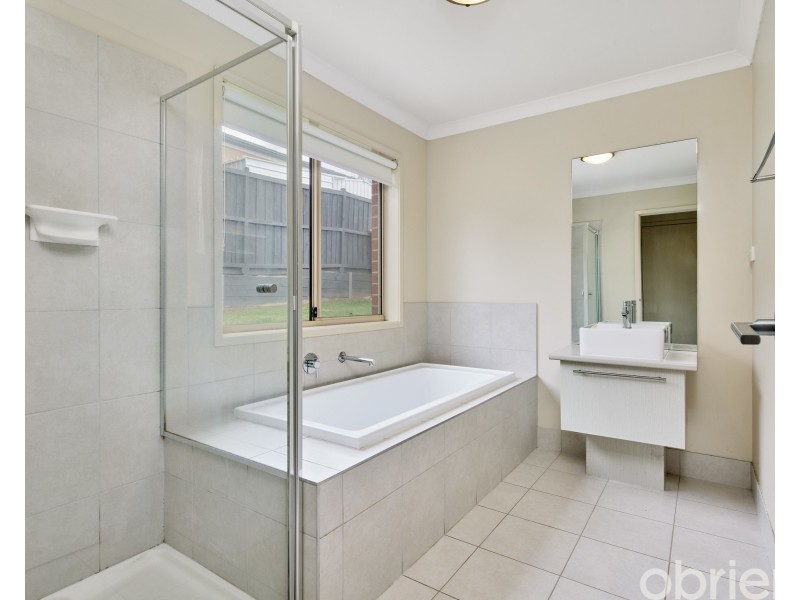 14 Folkstone Court, Drouin VIC 3818