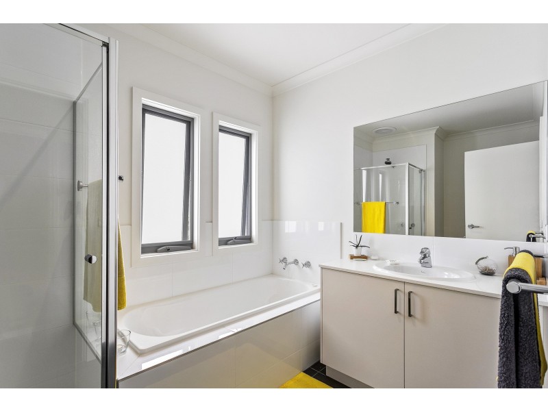 18 Stirling Avenue, Seaholme VIC 3018