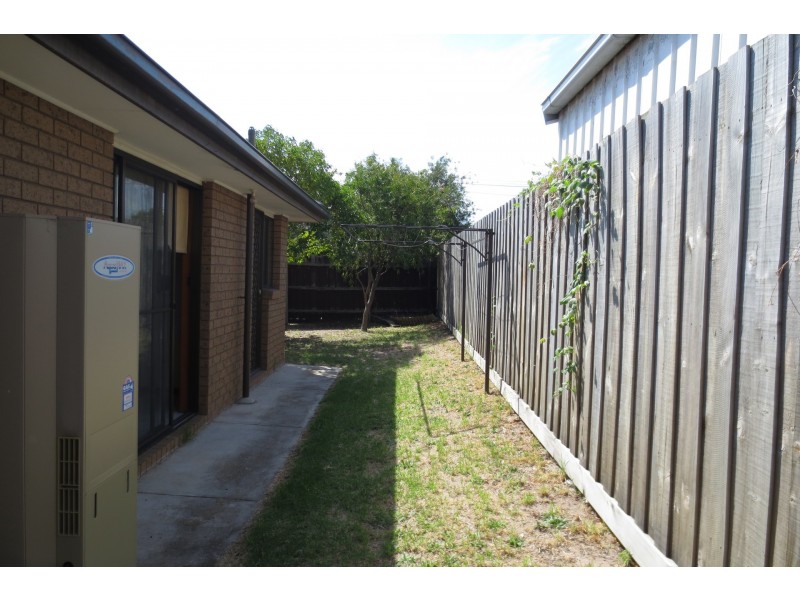 1/4-6 Bracken Grove, Altona VIC 3018