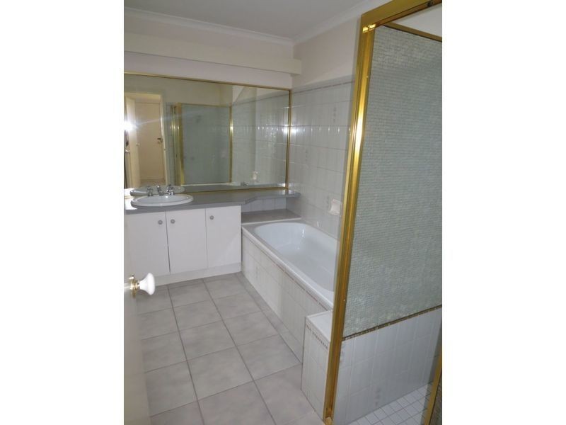 2/24 Newham Way, Altona Meadows VIC 3028