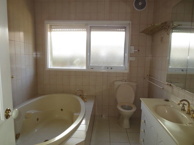 15 Myrtle Grove, Altona VIC 3018