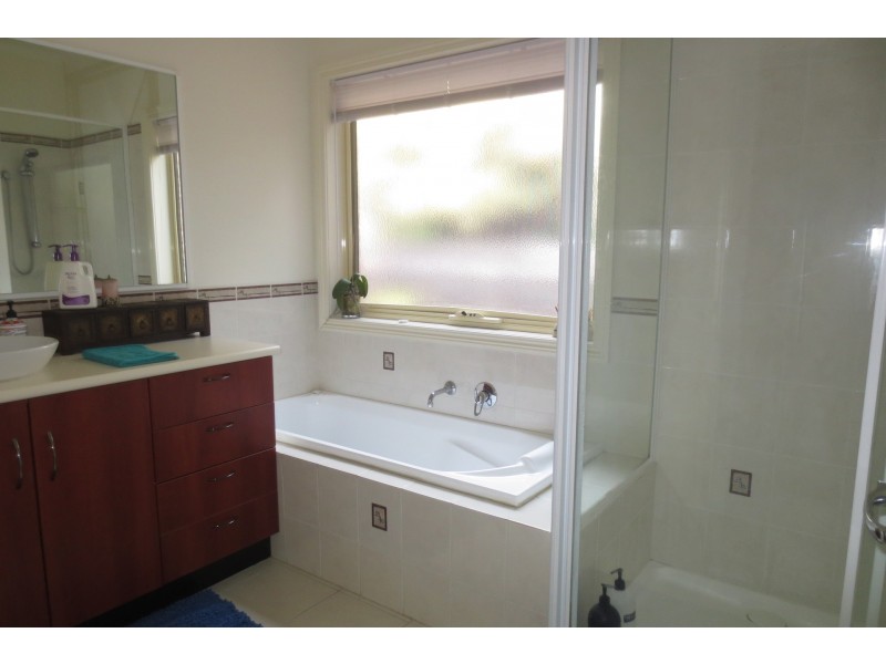 15 Mcintyre Drive, Altona VIC 3018