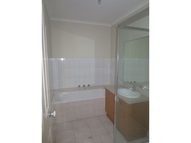 2/181 Civic Parade, Altona VIC 3018