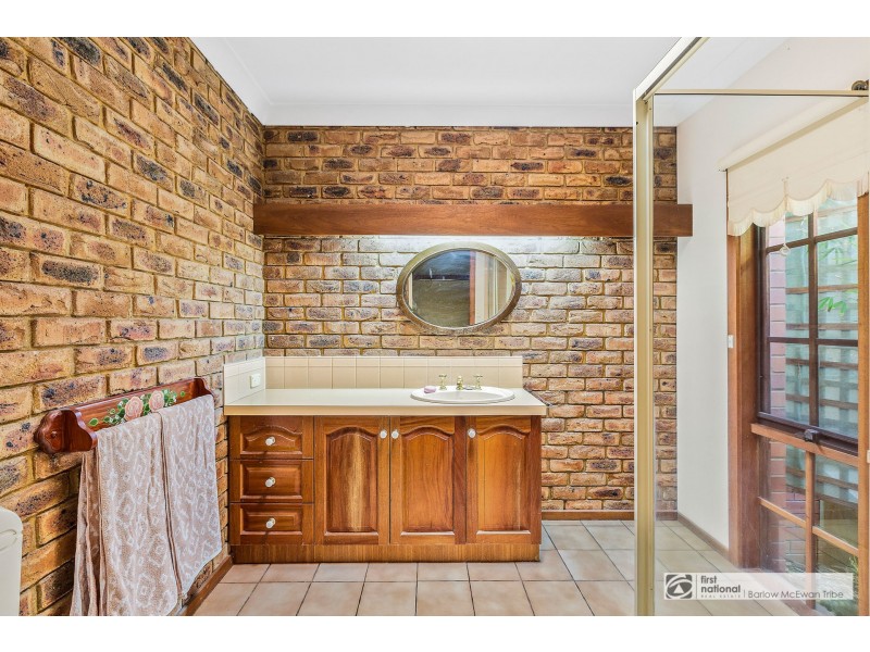 27 Dove Avenue, Altona VIC 3018