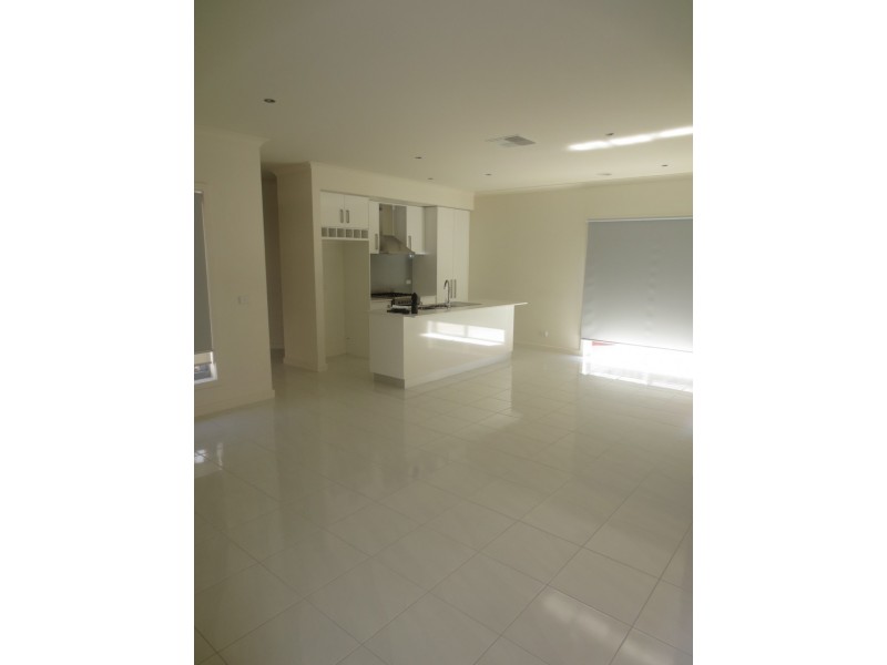 2/4 MacNeil Drive, Altona Meadows VIC 3028