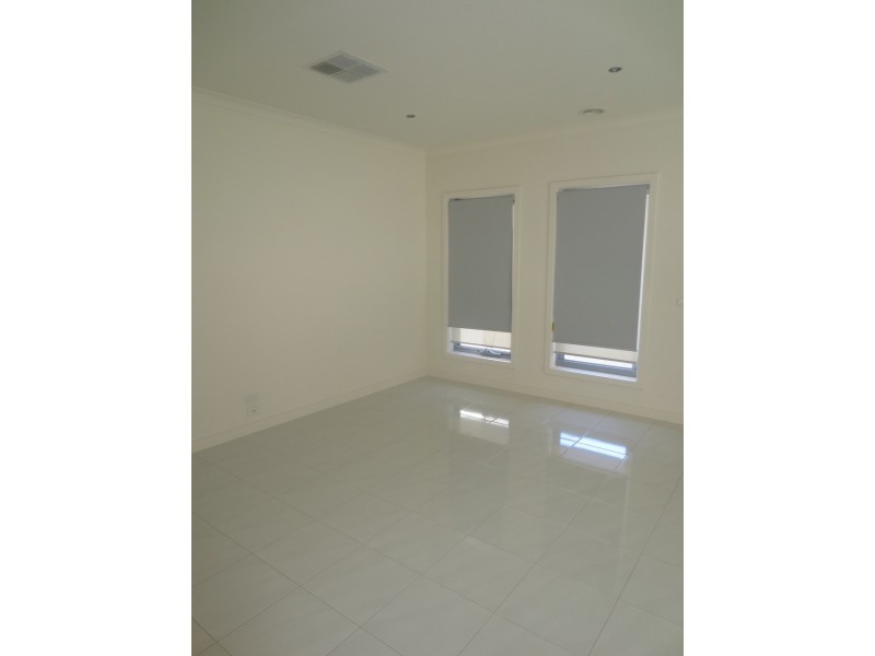 2/4 MacNeil Drive, Altona Meadows VIC 3028