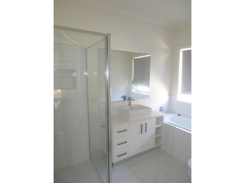 2/4 MacNeil Drive, Altona Meadows VIC 3028