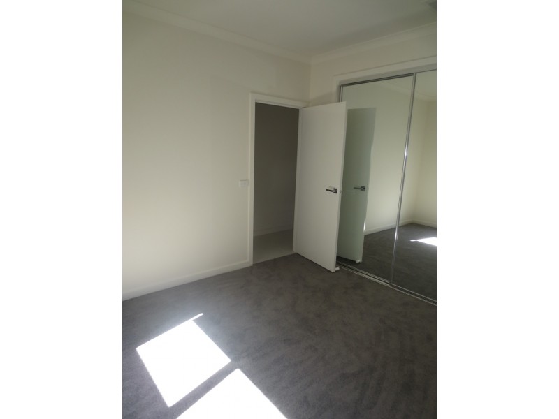 2/4 MacNeil Drive, Altona Meadows VIC 3028