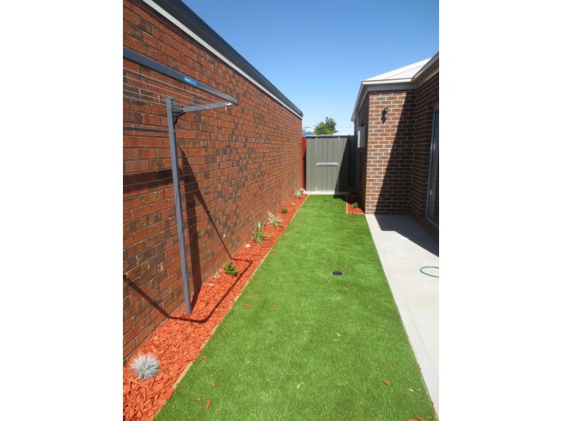 2/4 MacNeil Drive, Altona Meadows VIC 3028