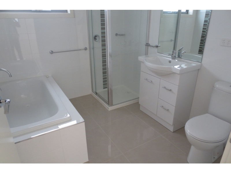 2/180 Civic Parade, Altona VIC 3018