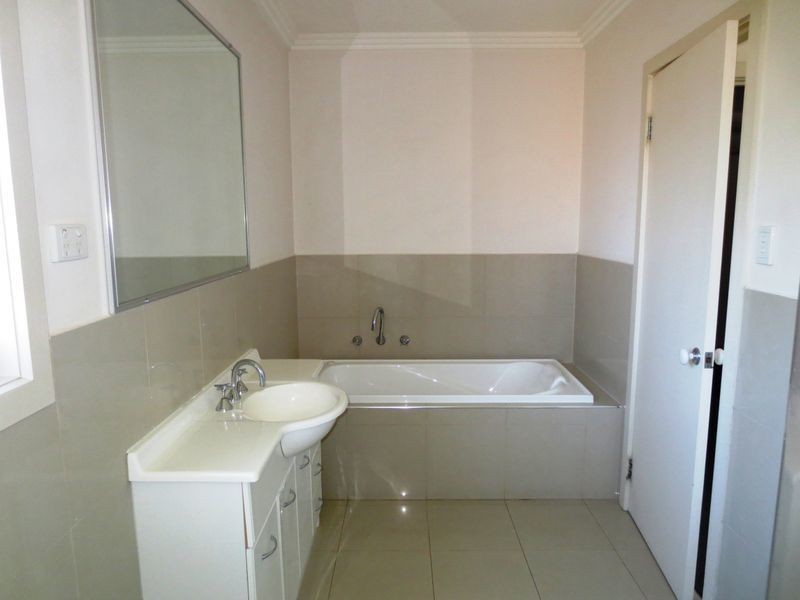 2/32 Civic Parade, Altona VIC 3018