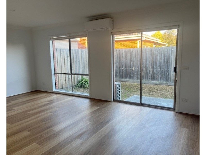 2/204 Civic Parade, Altona VIC 3018