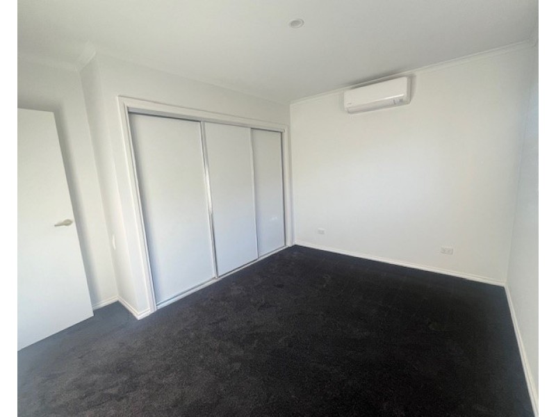 2/204 Civic Parade, Altona VIC 3018