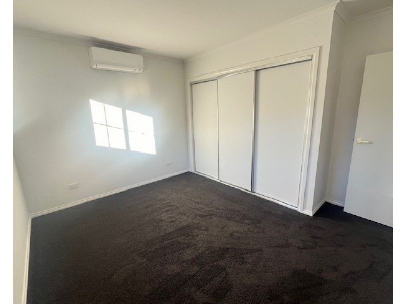 2/204 Civic Parade, Altona VIC 3018