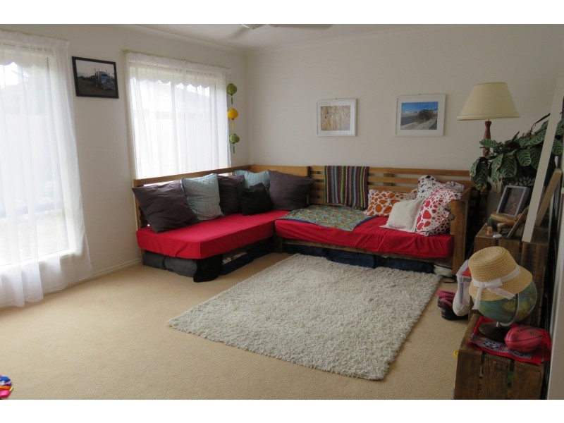 2/47 Bracken Grove, Altona VIC 3018