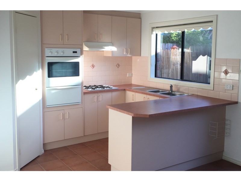 2/47 Bracken Grove, Altona VIC 3018