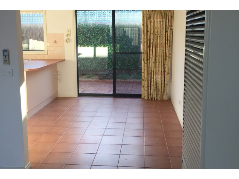 2/47 Bracken Grove, Altona VIC 3018