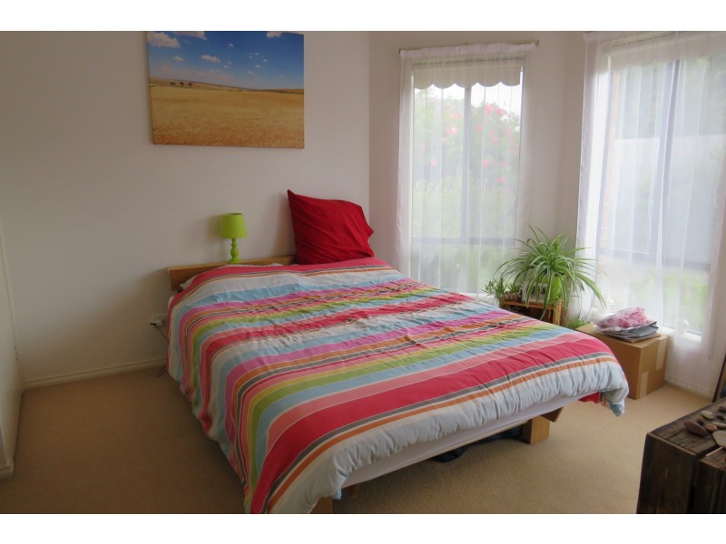 2/47 Bracken Grove, Altona VIC 3018